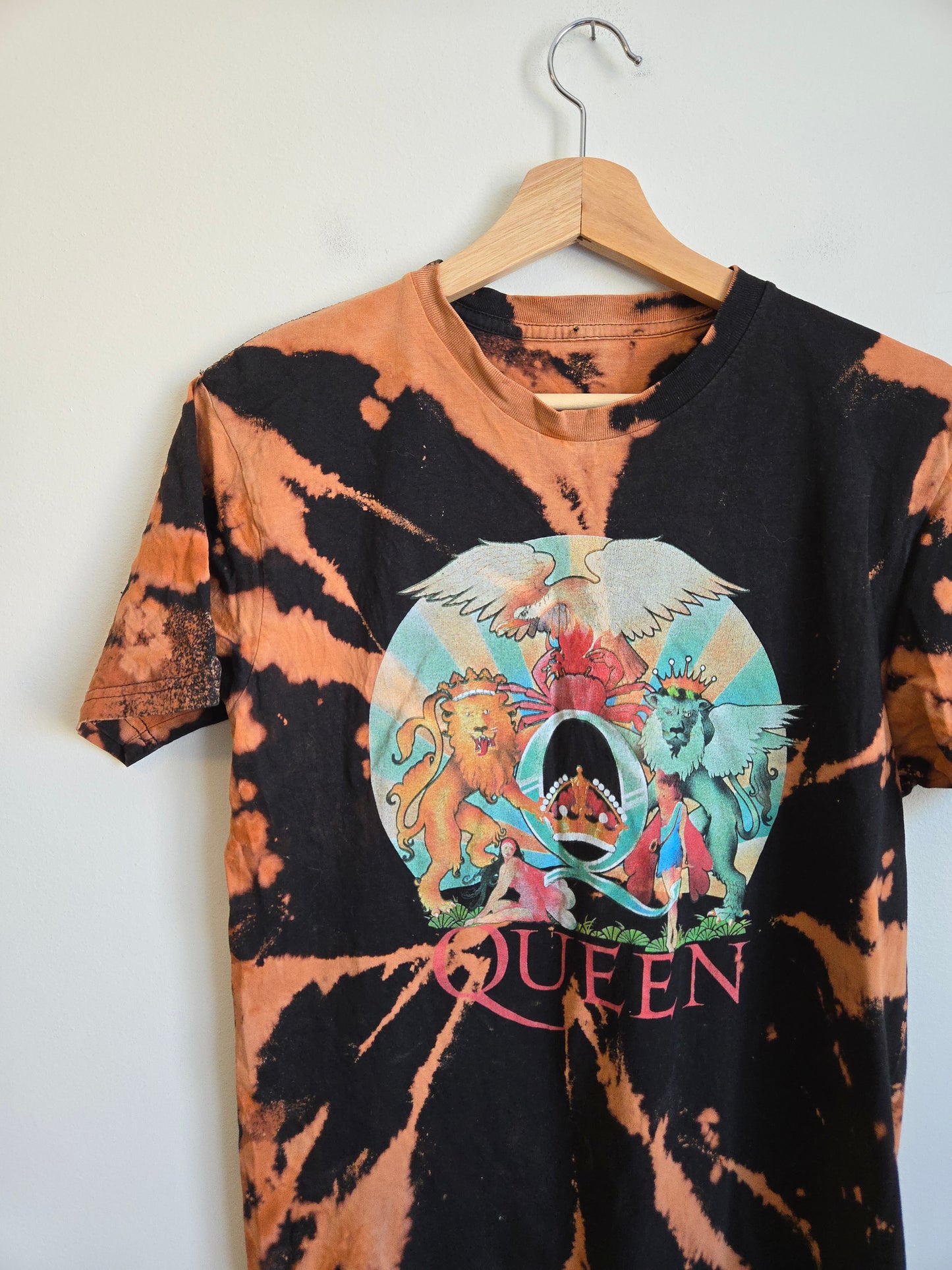 Queen Graphic Tee - Size Medium