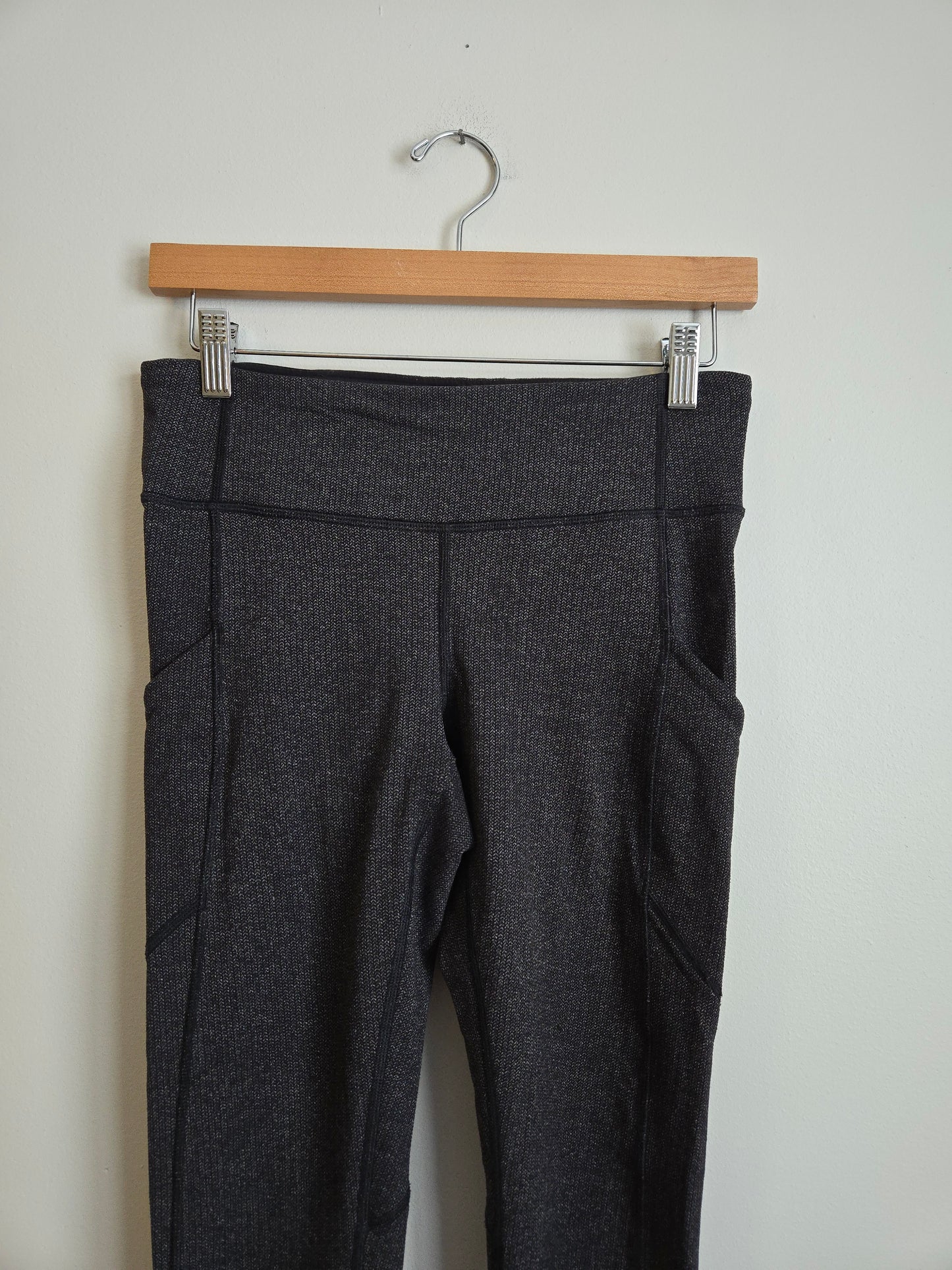 Lululemon Speed Tight V - Size 6
