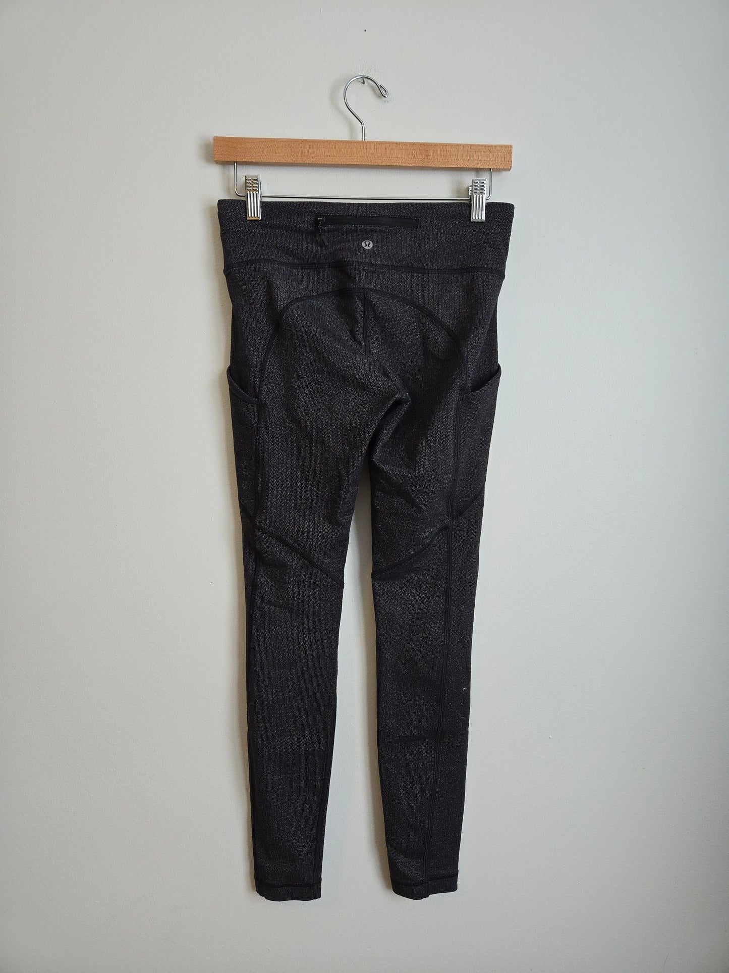 Lululemon Speed Tight V - Size 6