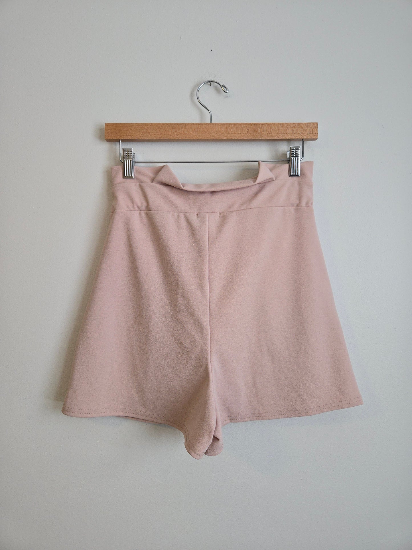NWT Boohoo - High-Waist Tie Belt Shorts - Size 6