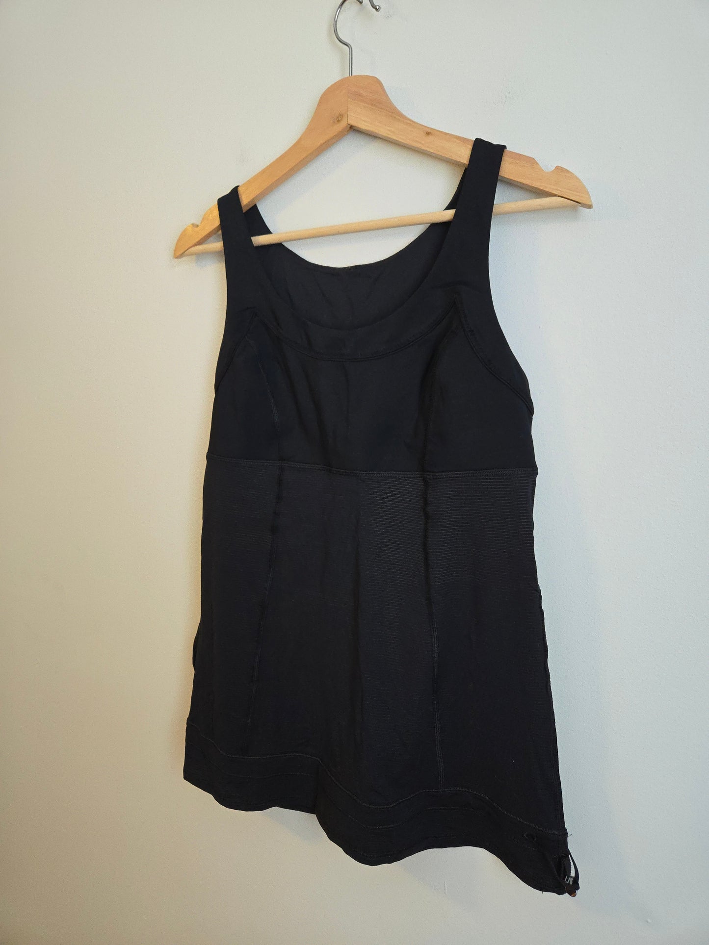 Lululemon Run: Ta Ta Topper - Size 10