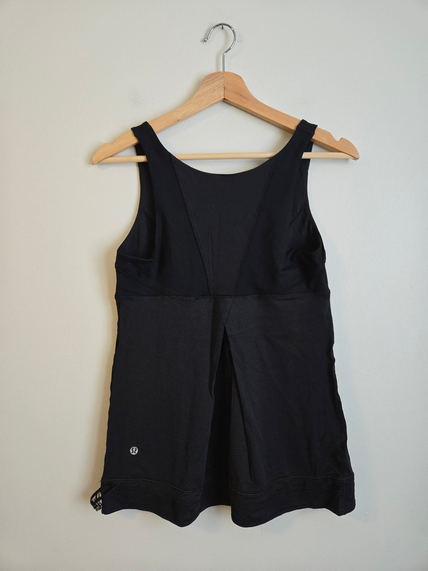 Lululemon Run: Ta Ta Topper - Size 10