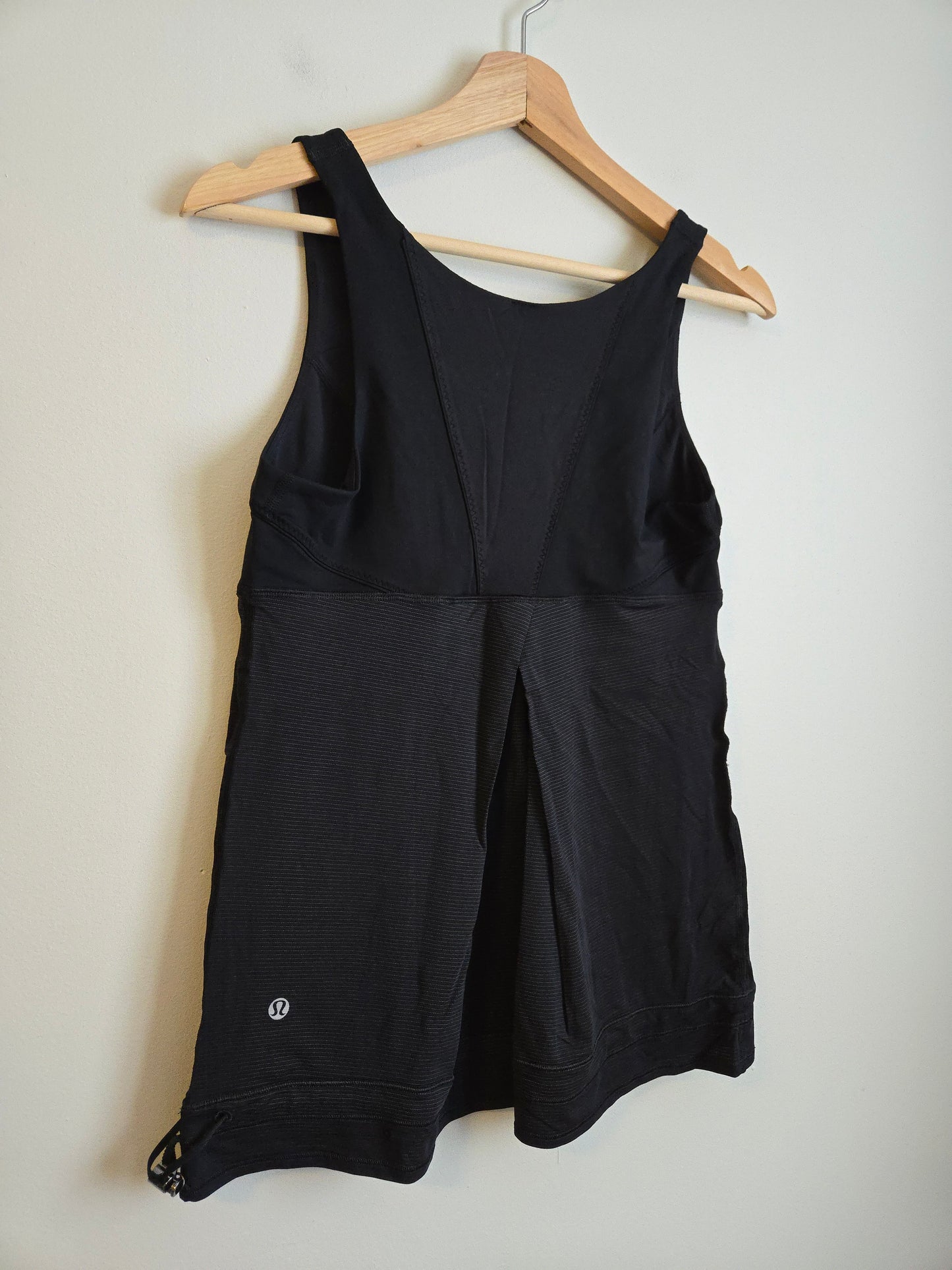 Lululemon Run: Ta Ta Topper - Size 10