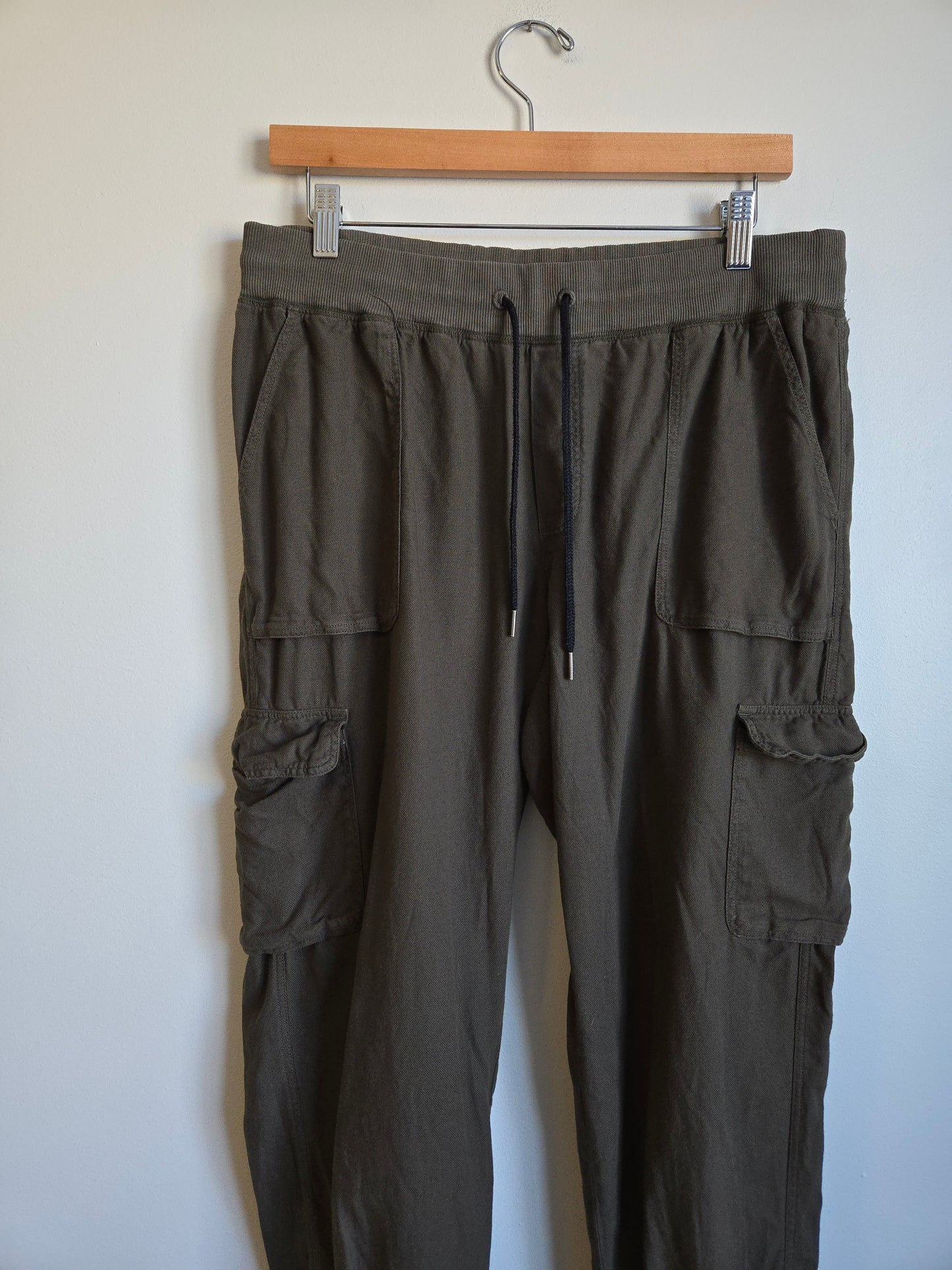 Aritzia Community Soft Cargo Joggers - Size Medium