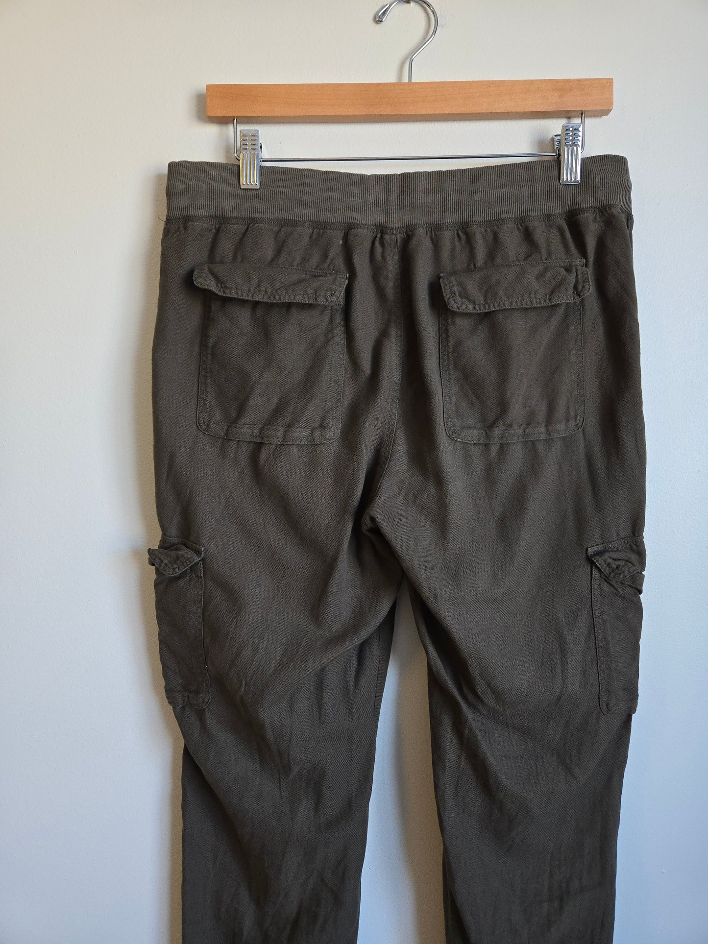 Aritzia Community Soft Cargo Joggers - Size Medium