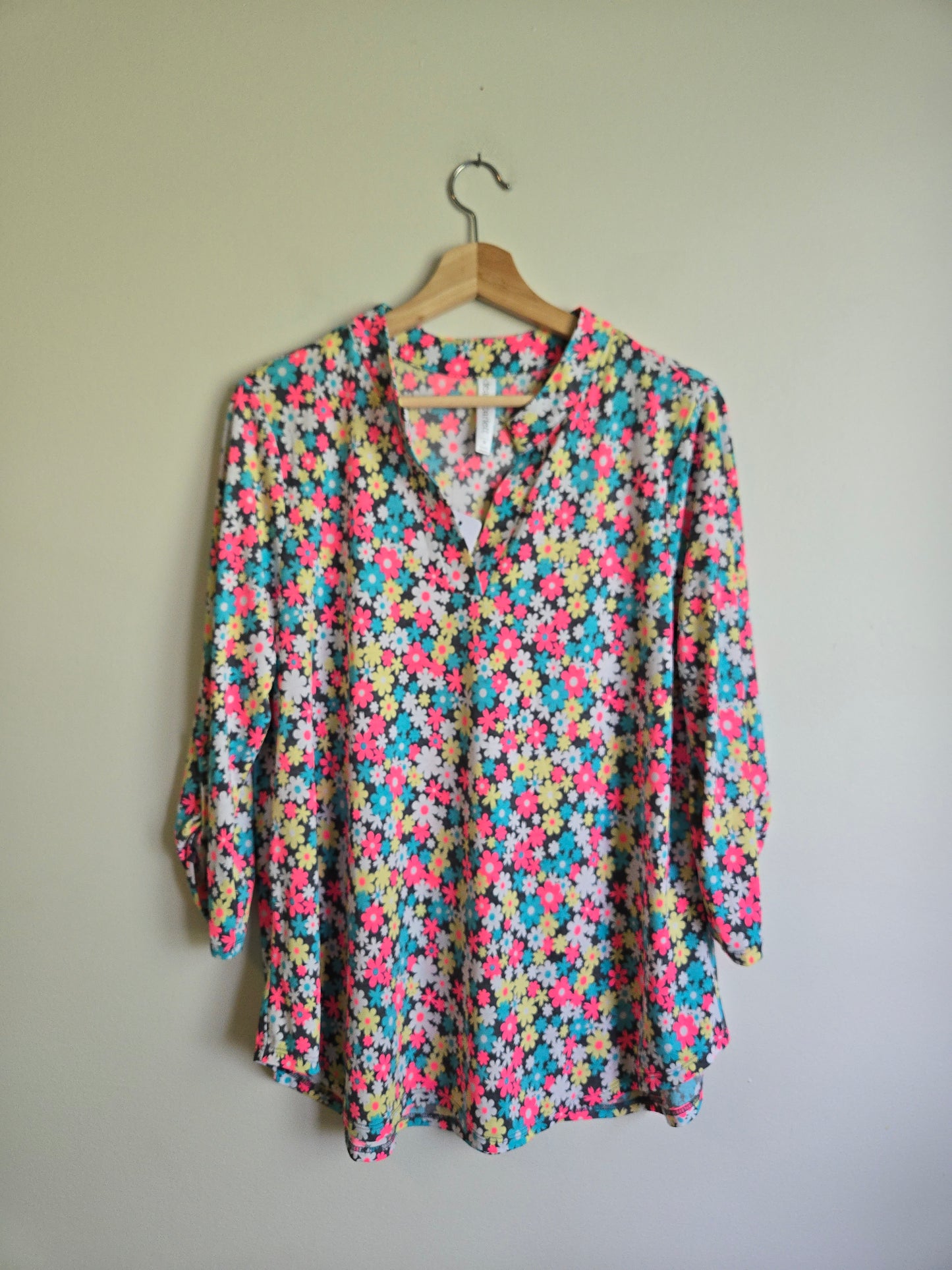 NWT Dear Scarlett Stretch Floral 3/4 Sleeve - Size Medium