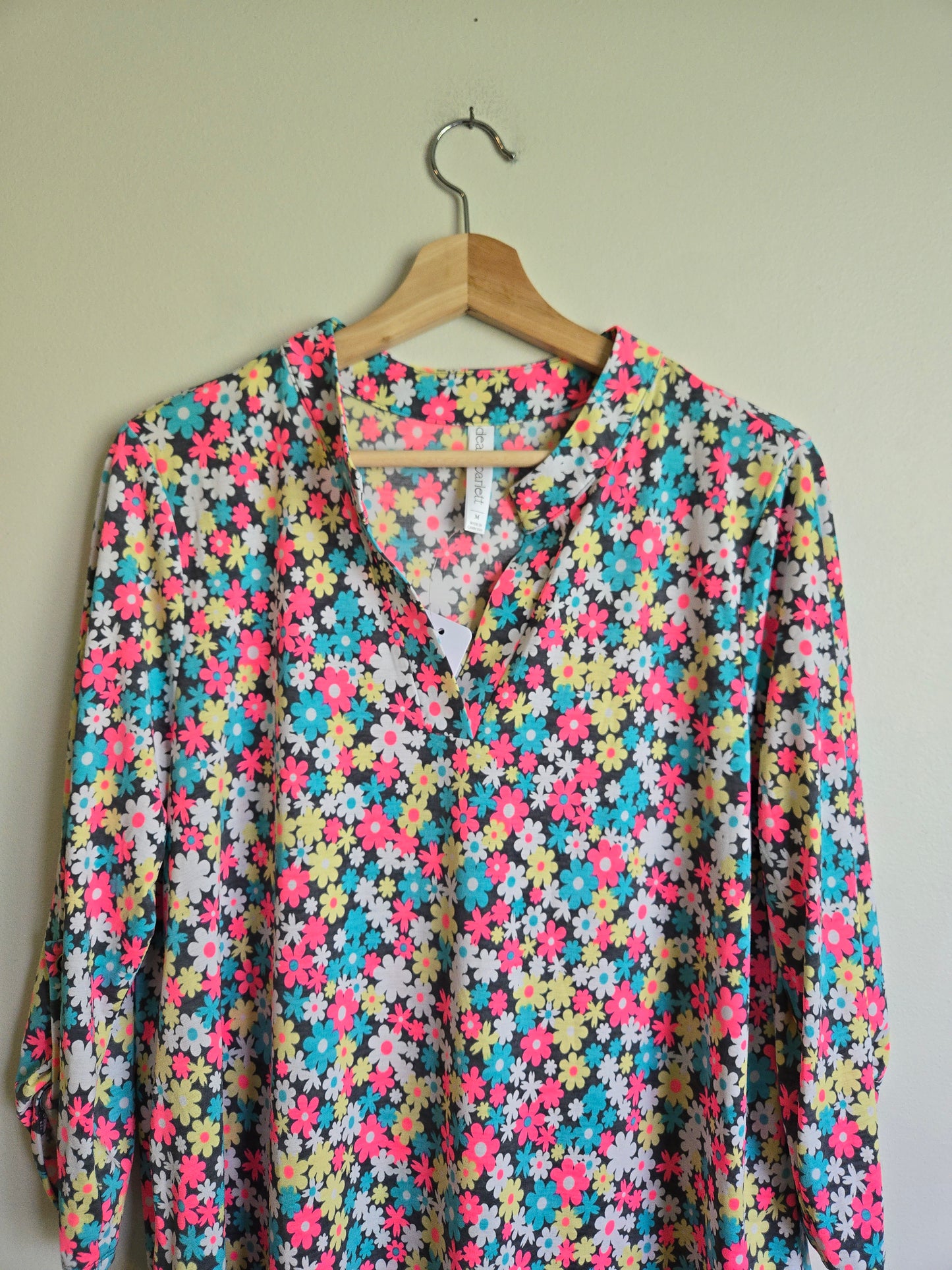NWT Dear Scarlett Stretch Floral 3/4 Sleeve - Size Medium