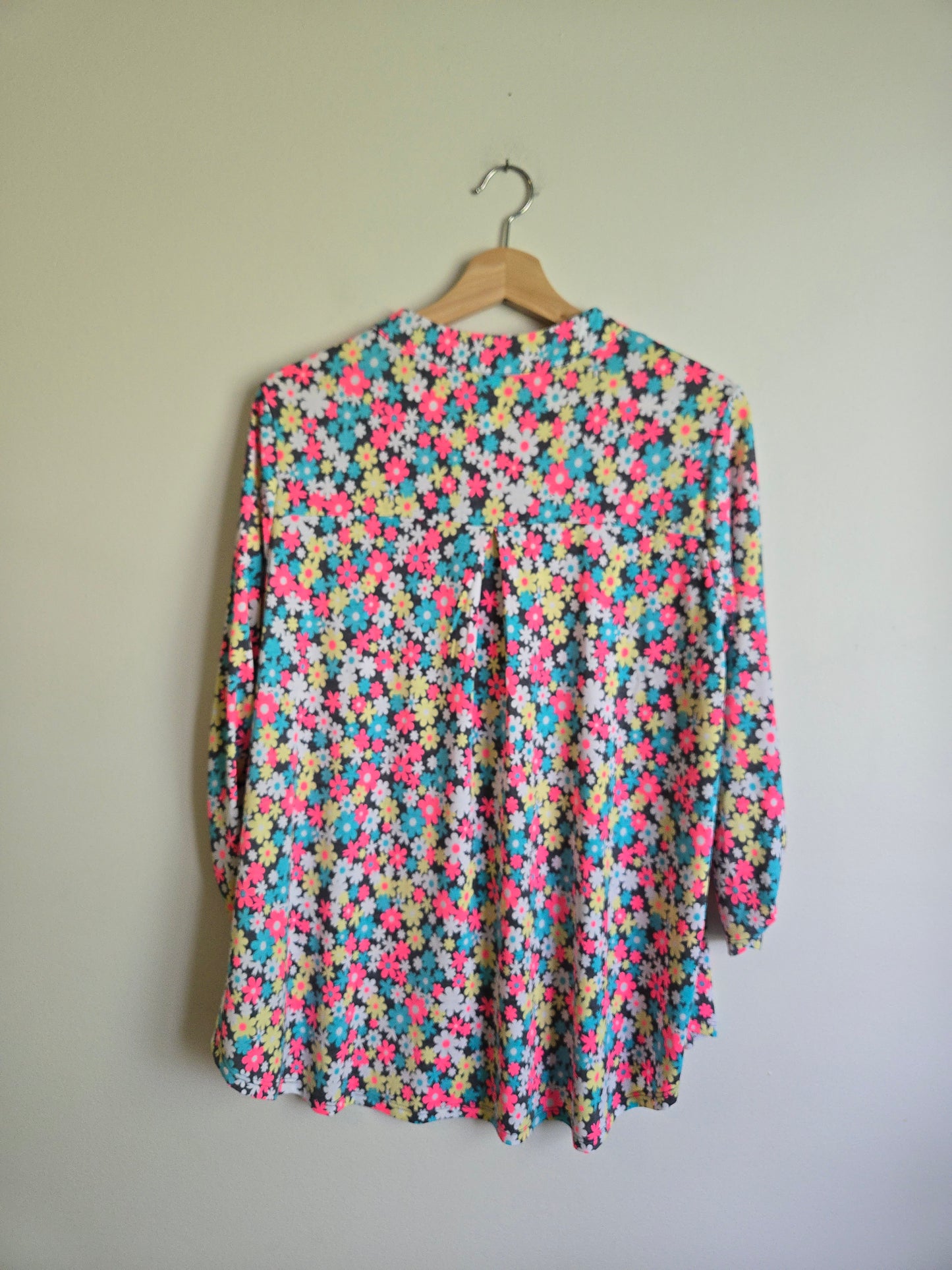 NWT Dear Scarlett Stretch Floral 3/4 Sleeve - Size Medium