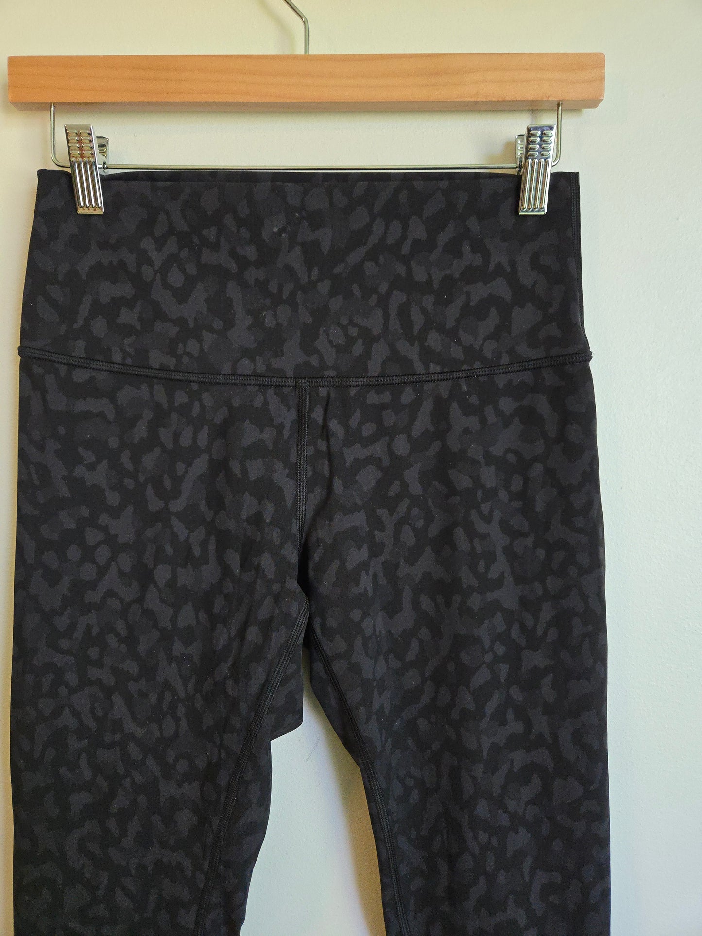 Lululemon Wunder Under Crops *Previous version - NO drawstring! - Size 8